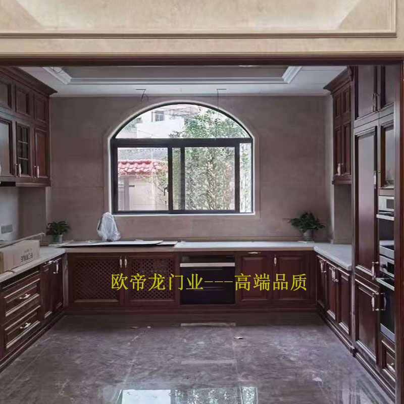 工廠定制實(shí)木原木衣柜價(jià)格,別墅木門全屋家具定制如何選品牌--歐帝龍品質(zhì)工廠直銷。